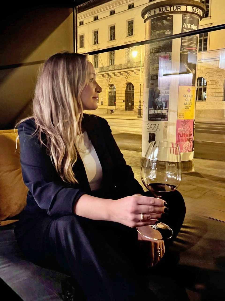 YOURS – Club of Wine